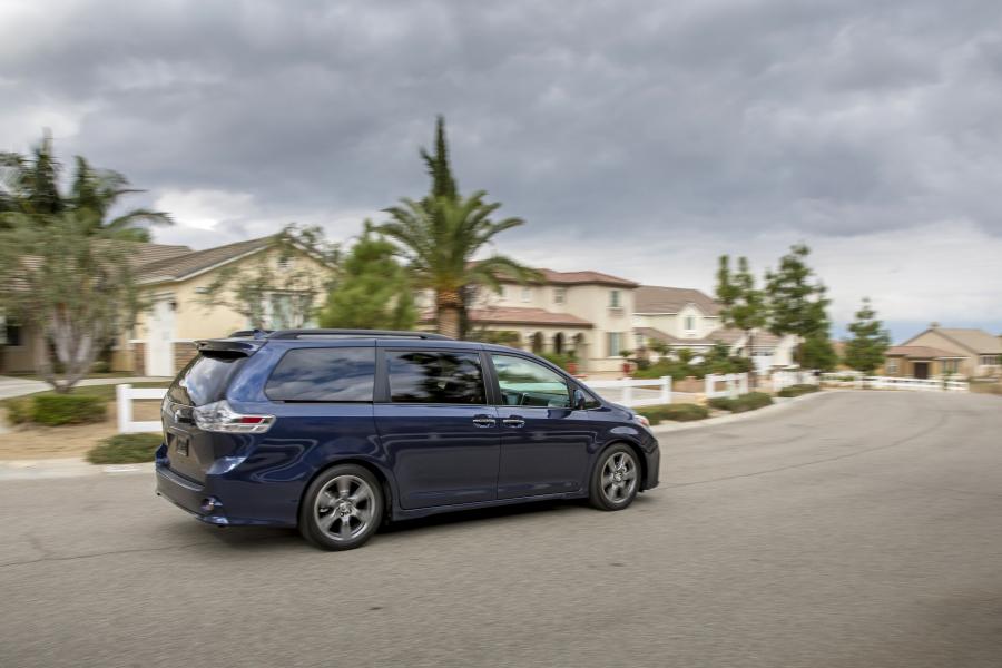  Toyota Sienna SE (XL30) 2017 года  (фото 24 из 34)